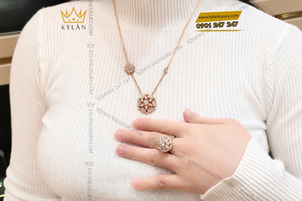 Kỳ Lân Luxury Day chuyen kim cuong vang hong Au750 dinh vien chu 6ly3 11 Dây chuyền kim cương vàng hồng Au750 đính viên chủ 6ly3