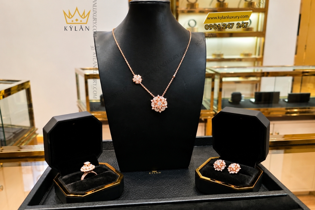 Kỳ Lân Luxury Day chuyen kim cuong vang hong Au750 dinh vien chu 6ly3 7 Dây chuyền kim cương vàng hồng Au750 đính viên chủ 6ly3