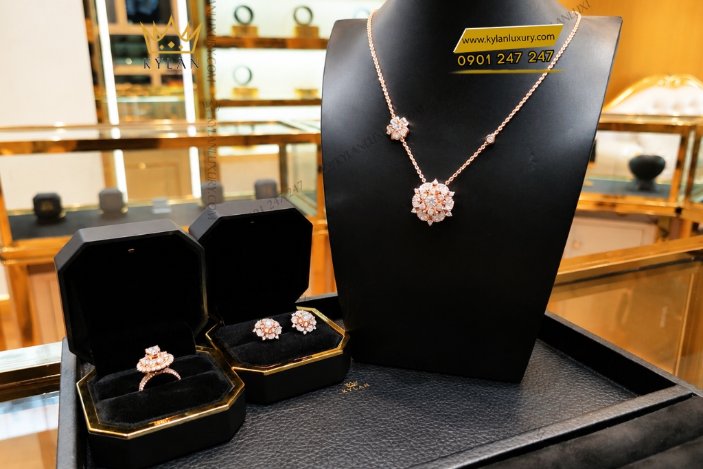 Kỳ Lân Luxury Day chuyen kim cuong vang hong Au750 dinh vien chu 6ly3 8 Dây chuyền kim cương vàng hồng Au750 đính viên chủ 6ly3