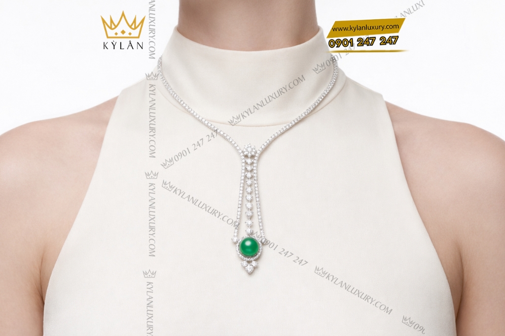 Dây chuyền vàng trắng Au750 đính kim cương và ngọc lục bảo