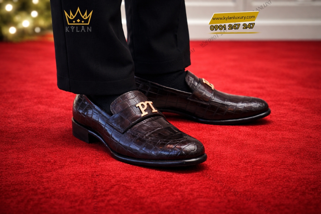 Kỳ Lân Luxury Giay da ca Alligator nau dinh logo PT vang full kim cuong 10 Giày da cá Alligator nâu đính logo PT vàng full kim cương