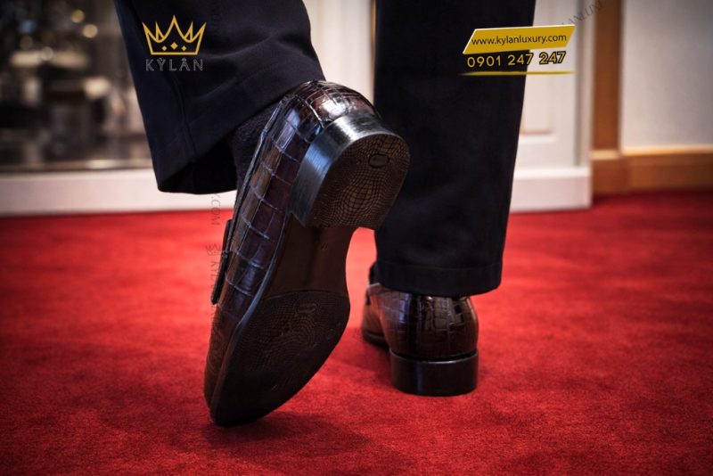 Giày da cá Alligator nâu đính logo PT vàng full kim cương