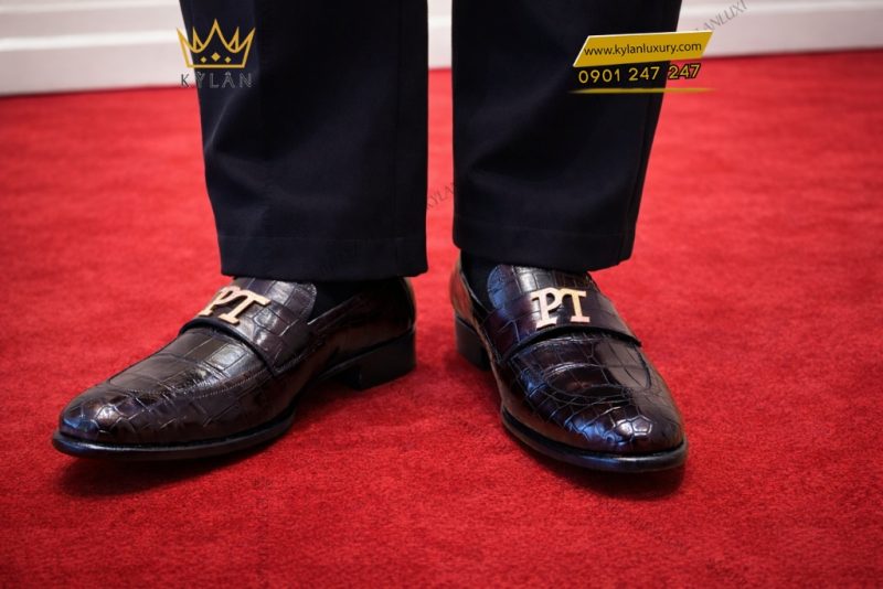 Giày da cá Alligator nâu đính logo PT vàng full kim cương