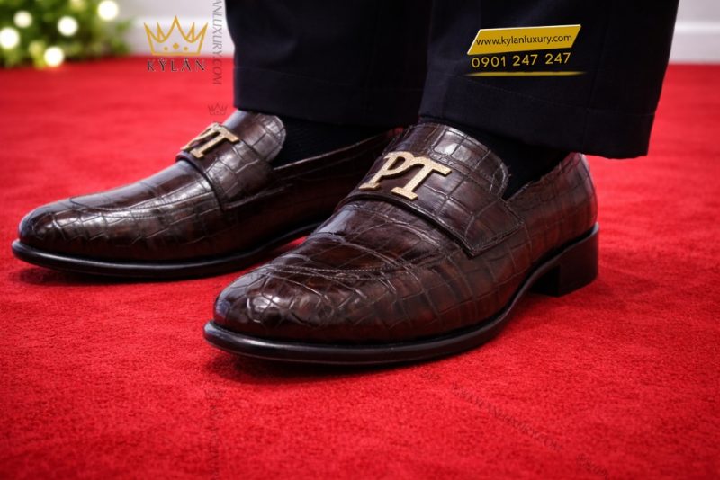 Giày da cá Alligator nâu đính logo PT vàng full kim cương