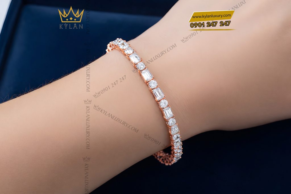 Lắc tay vàng hồng Au750 đính kim cương 12 Kỳ Lân Luxury Lac tay vang hong Au750 dinh kim cuong 7 Lắc tay vàng hồng Au750 đính kim cương