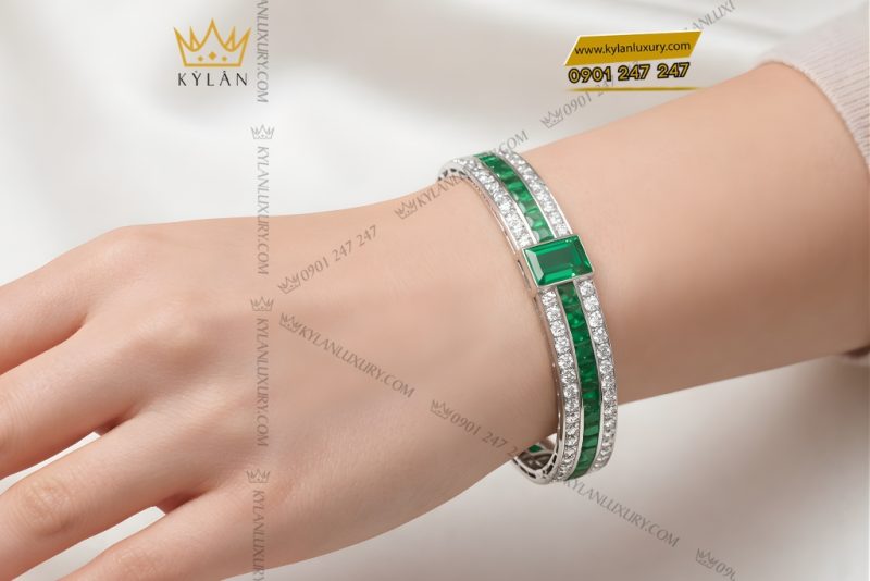 Lắc tay vàng trắng Au750 đính kim cương và ngọc lục bảo