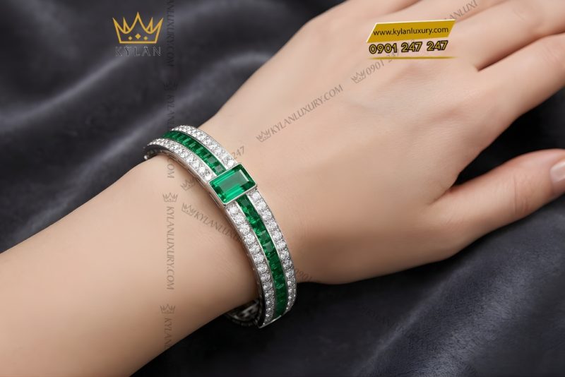 Lắc tay vàng trắng Au750 đính kim cương và ngọc lục bảo