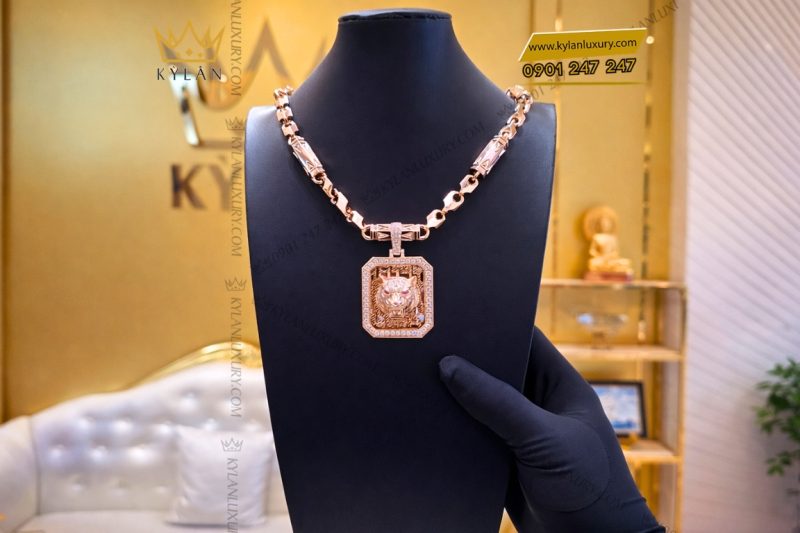 Mặt dây chuyền hình đầu hổ vàng hồng Au750 đính kim cương