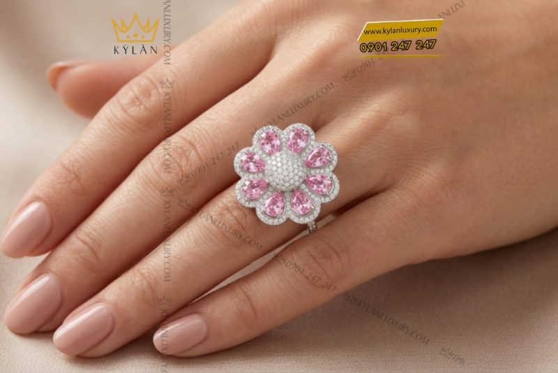 Nhẫn hoa vàng trắng Au750 đính kim cương và sapphire hồng