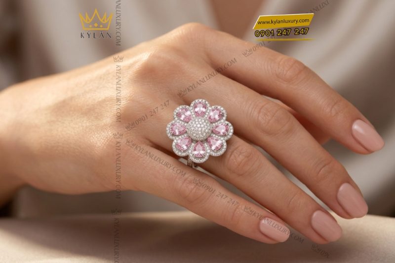 Nhẫn hoa vàng trắng Au750 đính kim cương và sapphire hồng
