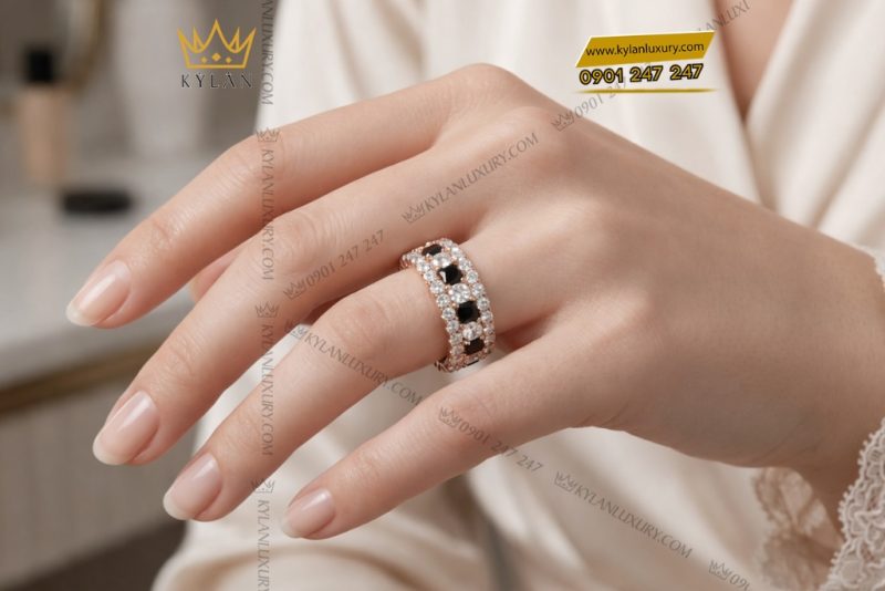 Nhẫn nữ vàng hồng Au750 đính kim cương và sapphire đen