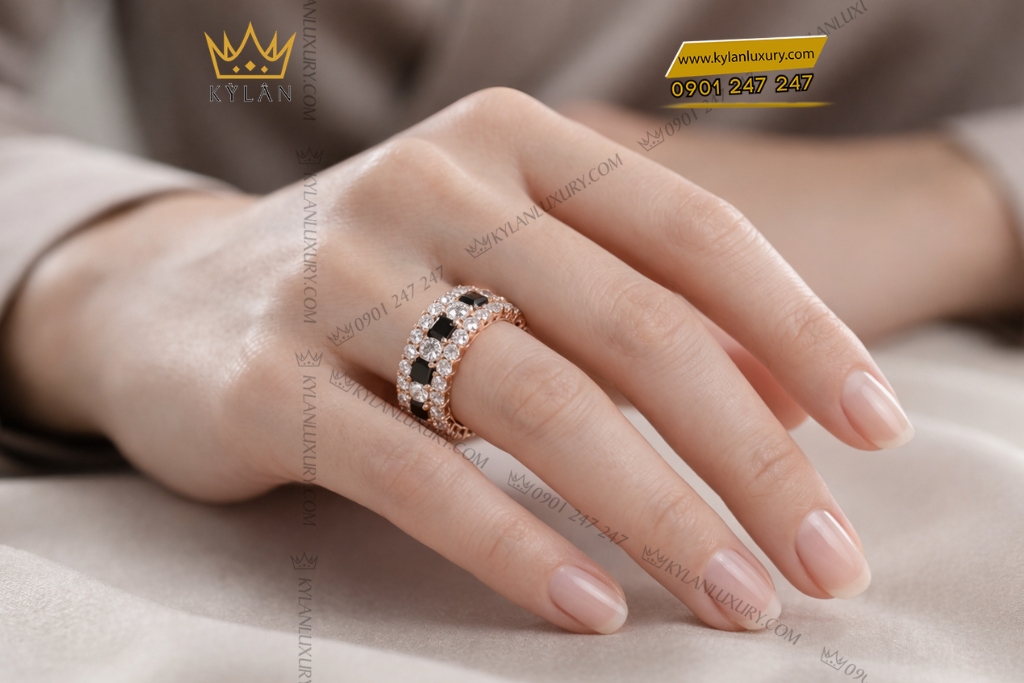 Kỳ Lân Luxury Nhan nu vang hong Au750 dinh kim cuong va sapphire den 8 Nhẫn nữ vàng hồng Au750 đính kim cương và sapphire đen