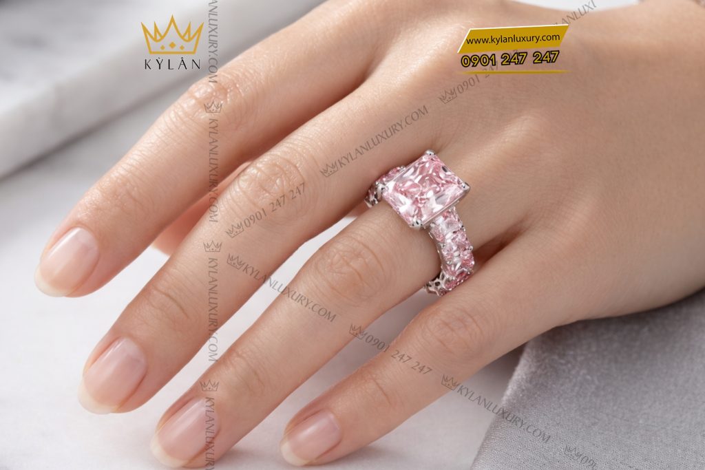 Kỳ Lân Luxury Nhan nu vang trang Au750 dinh da sapphire hong 7 Nhẫn nữ vàng trắng Au750 đính đá sapphire hồng