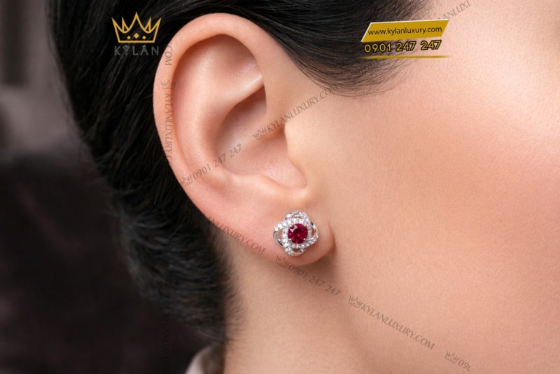 Bông tai vàng trắng Au750 đính kim cương và đá sapphire đỏ