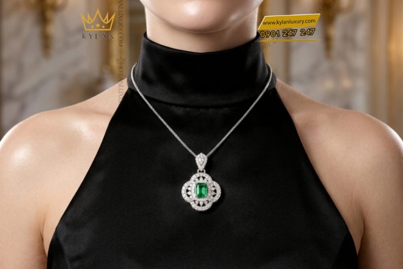 Dây chuyền vàng trắng Au750 đính kim cương và đá lục bảo