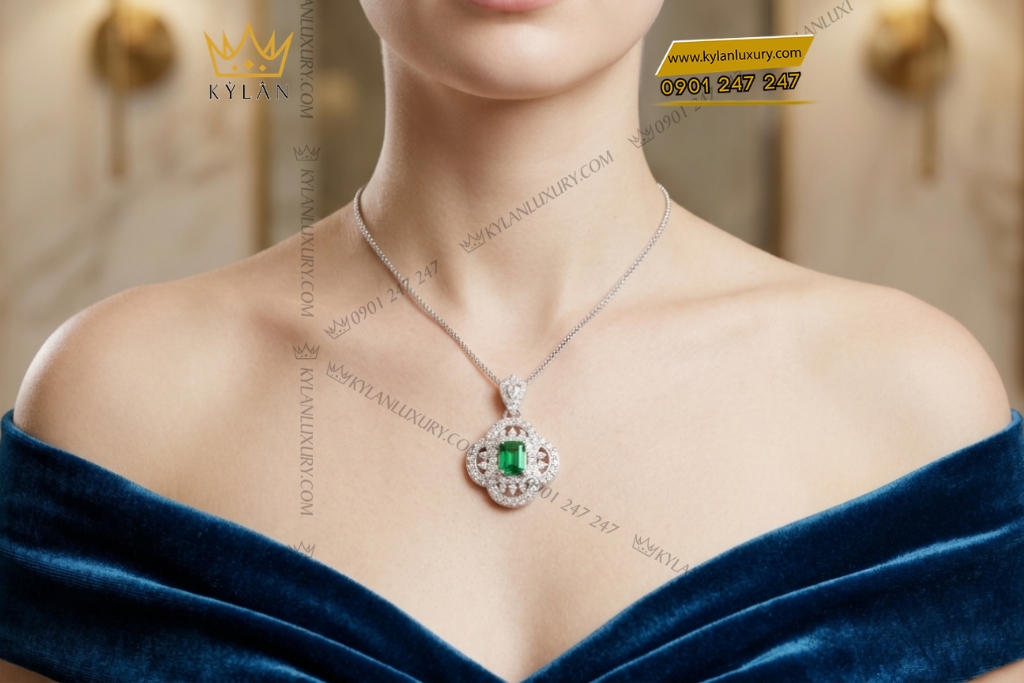 Dây chuyền vàng trắng Au750 đính kim cương và đá lục bảo