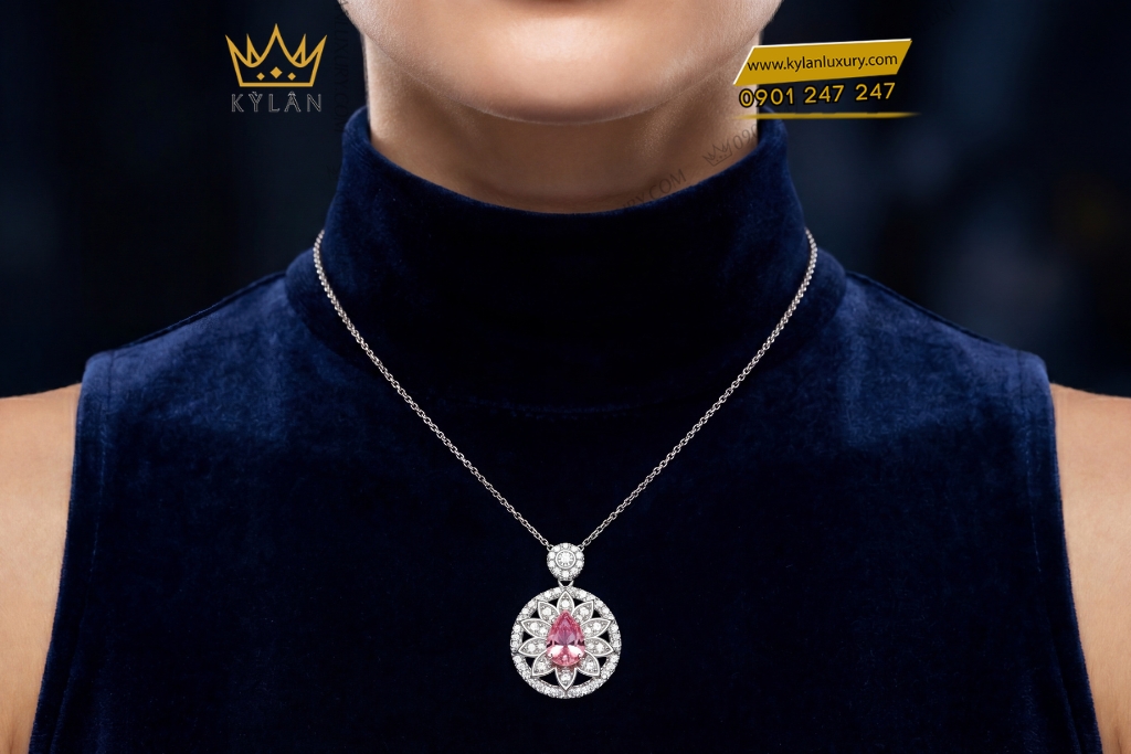 Dây chuyền vàng trắng Au750 đính kim cương và sapphire hồng