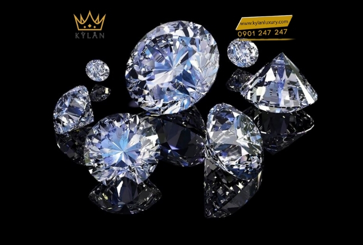 Kim cương nhân tạo là gì? So sánh Moissanite và Cubic Zirconia (CZ)