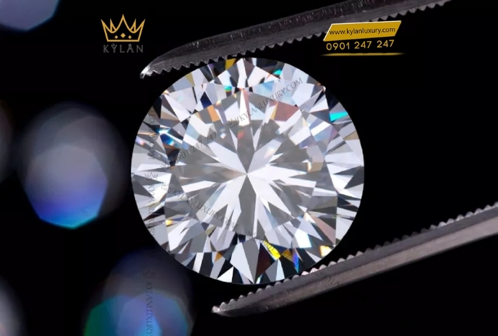 Kim cương nhân tạo là gì? So sánh Moissanite và Cubic Zirconia (CZ)