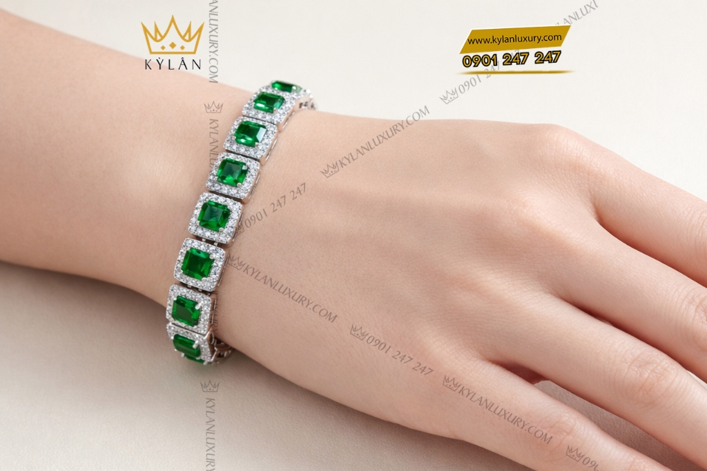 Lắc tay vàng trắng Au750 đính kim cương và đá lục bảo
