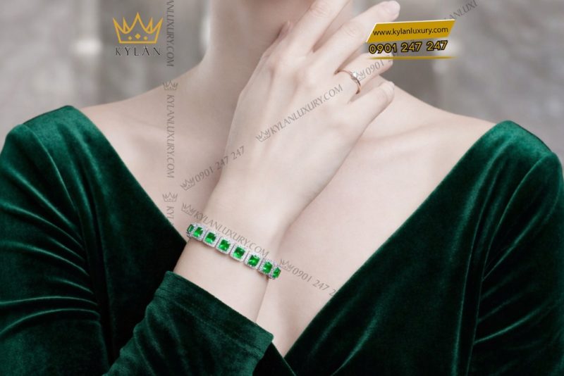 Lắc tay vàng trắng Au750 đính kim cương và đá lục bảo