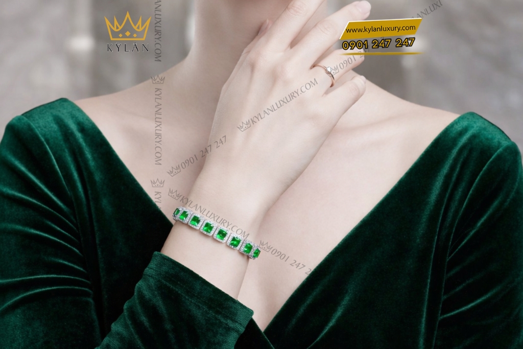 Lắc tay vàng trắng Au750 đính kim cương và đá lục bảo