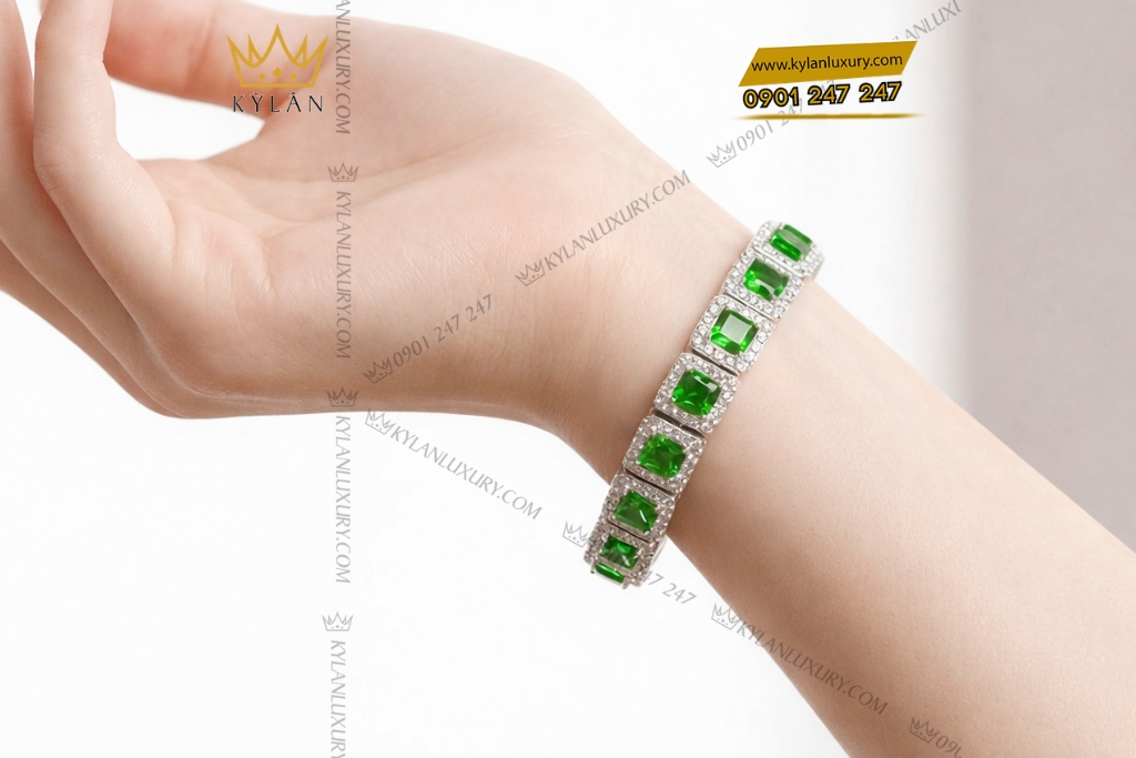 Lắc tay vàng trắng Au750 đính kim cương và đá lục bảo