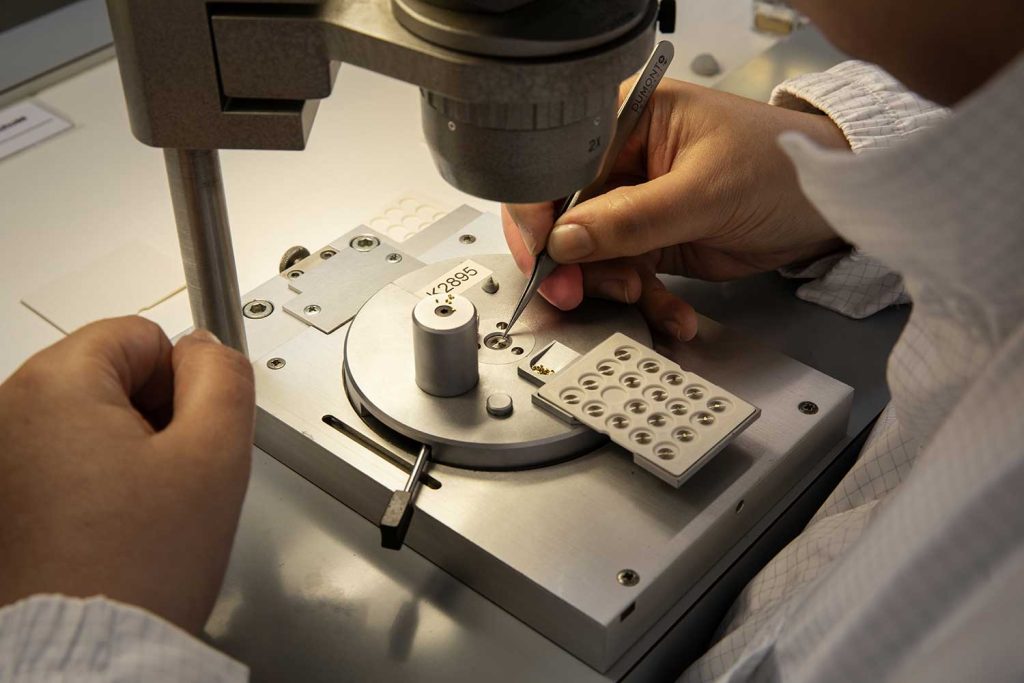 Kỳ Lân Luxury Nha may H.Moser Cie7 Bên trong nhà máy H. Moser & Cie