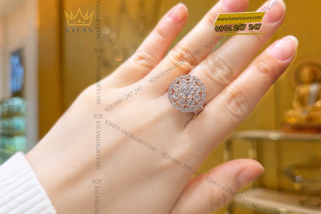 Kỳ Lân Luxury Nhan nu vang hong Au750 dinh kim cuong 11 1 Nhẫn nữ kim cương vàng hồng Au750 đính viên chủ 6ly3