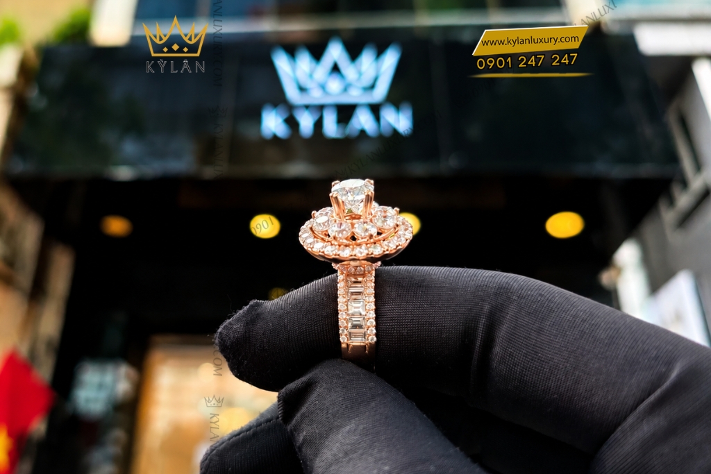 Kỳ Lân Luxury Nhan nu vang hong Au750 dinh kim cuong 9 5 Nhẫn nữ kim cương vàng hồng Au750 đính viên chủ 6ly3