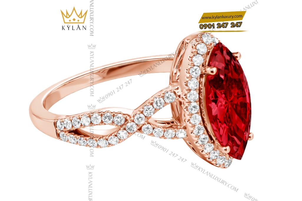 Kỳ Lân Luxury Nhan nu vang hong Au750 dinh kim cuong va da sapphire do 4 Nhẫn nữ vàng hồng Au750 đính kim cương và đá sapphire đỏ