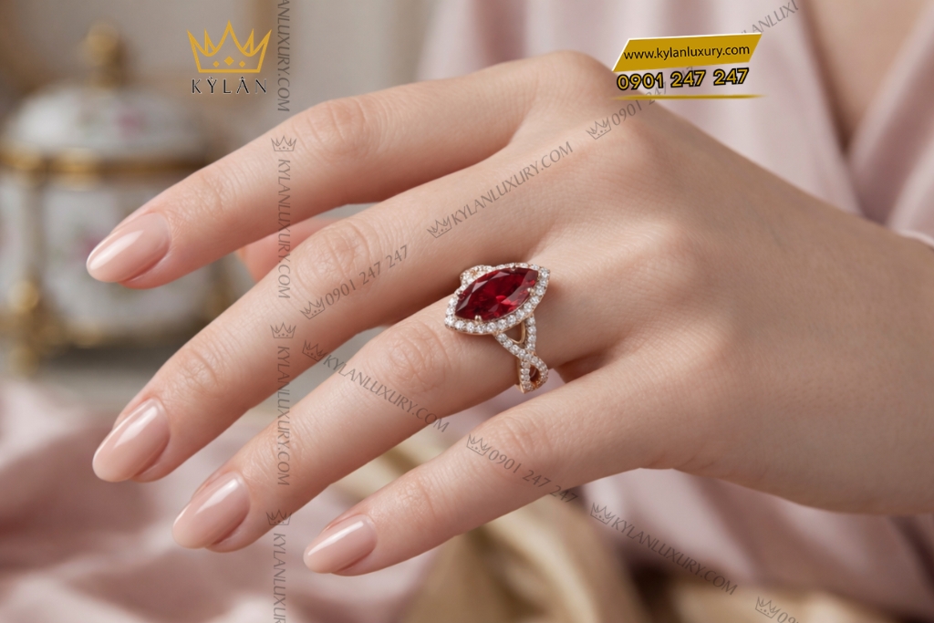 Kỳ Lân Luxury Nhan nu vang hong Au750 dinh kim cuong va da sapphire do 8 Nhẫn nữ vàng hồng Au750 đính kim cương và đá sapphire đỏ
