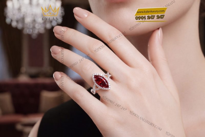 Nhẫn nữ vàng hồng Au750 đính kim cương và đá sapphire đỏ
