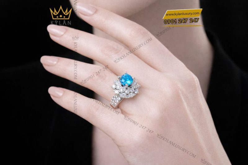 Nhẫn nữ vàng trắng Au750 đính kim cương và đá Topaz