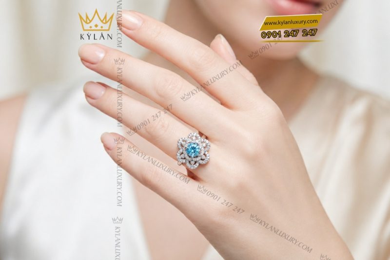Nhẫn nữ vàng trắng Au750 đính kim cương và đá Topaz xanh
