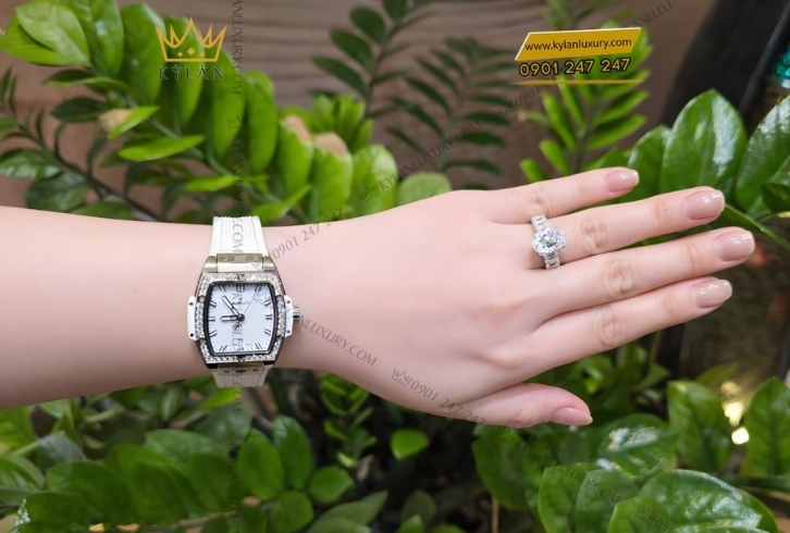 Nhẫn vàng trắng hay vàng hồng đẹp hơn? Bí quyết chọn trang sức theo tông da