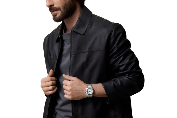 Thiết kế vỏ cong và dây tích hợp giúp Roadster ôm tay chắc chắn, phân bổ trọng lượng tốt và mang lại cảm giác đeo ổn định, thoải mái.