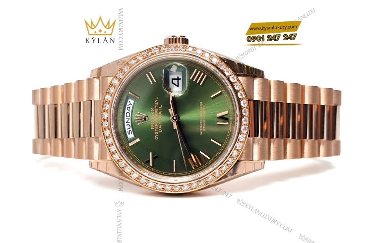 Chiếc Rolex Day Date 128235 được nâng cấp lên vành kim cương tròn, điểm nhấn nâng cấp sự sang trọng nổi bật.