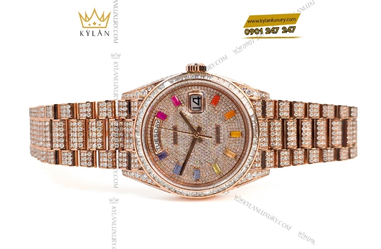 Vành kim cương vuông tạo hiệu ứng ánh sáng sắc nét và tôn lên vẻ sang trọng đẳng cấp cho chiếc Rolex Day Date.