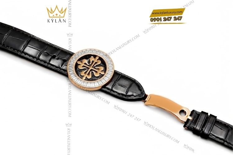 Khóa đồng hồ không chỉ đảm bảo sự chắc chắn mà còn là chi tiết góp phần tạo nên sự đẳng cấp cho chiếc đồng hồ.