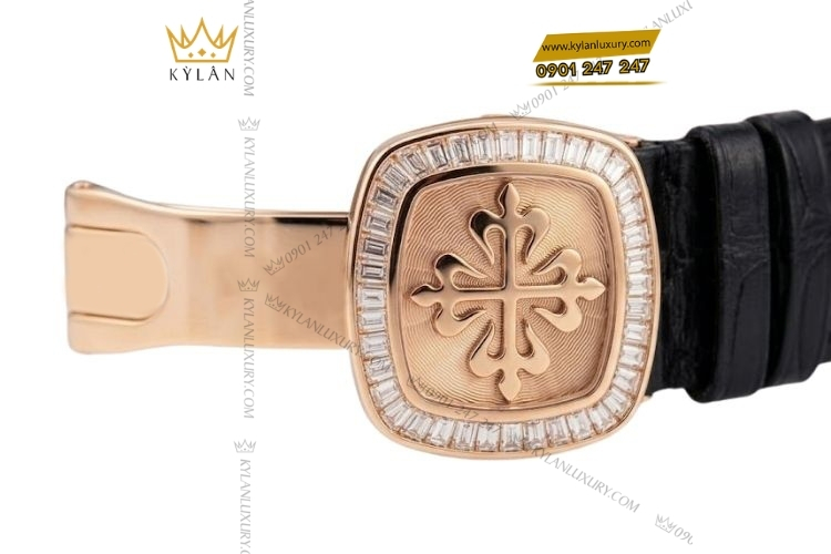 Khóa đồng hồ là nơi người chơi thể hiện gu thẩm mỹ riêng mà vẫn giữ được giá trị nguyên bản của chiếc đồng hồ.