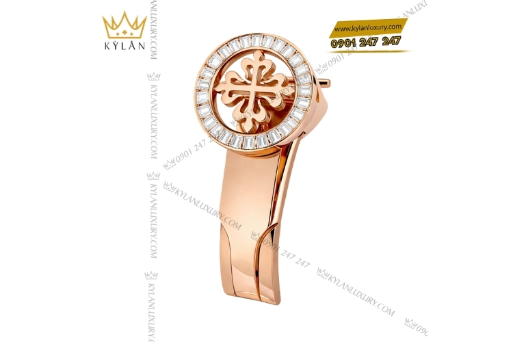 Khóa hoa thị Patek Philippe đính kim cương baguette tạo điểm nhấn hiện đại và sang trọng.