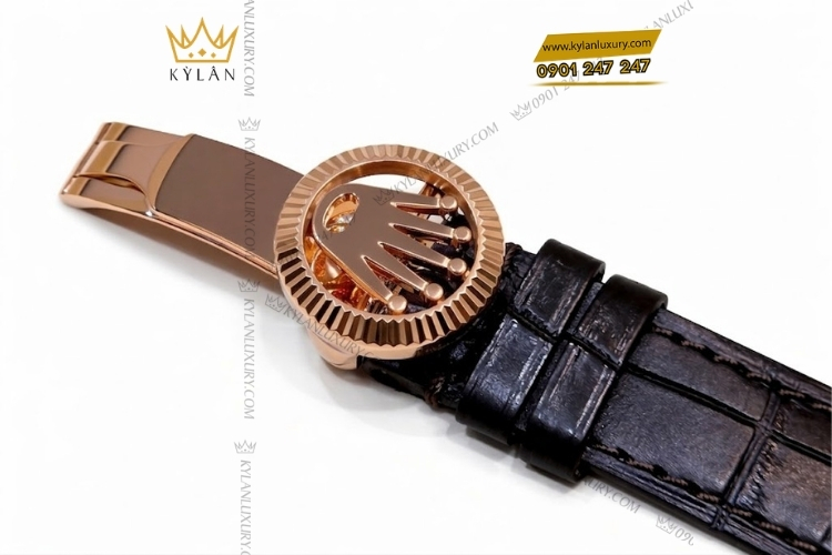 Vành khía đặc trưng, nổi bật với ánh kim ấm và đường nét sắc sảo.