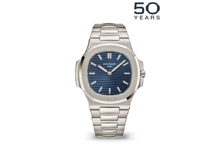 Phiên bản platinum 38mm kỷ niệm 50 năm với tỷ lệ gọn, gợi lại kích thước “medium” cổ điển.