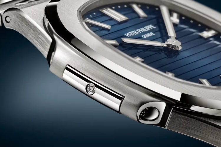 Viên kim cương tại vị trí 9 giờ là dấu hiệu nhận diện đặc trưng của vỏ platinum.