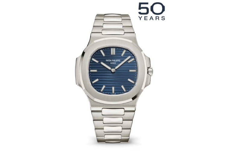 Nautilus 5810G-001 giữ nguyên tỷ lệ đặc trưng nhưng được tinh chỉnh rõ ràng về độ hoàn thiện và cảm giác đeo.