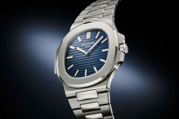 Cọc số baton và kim vàng trắng phủ phát quang giúp tăng độ sắc nét và khả năng đọc giờ.