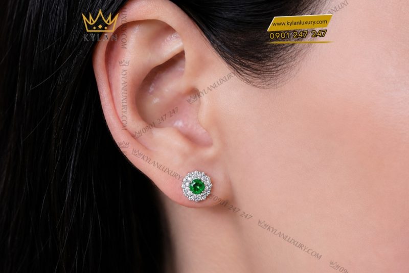 Bông tai vàng trắng Au750 đính kim cương và ngọc lục bảo