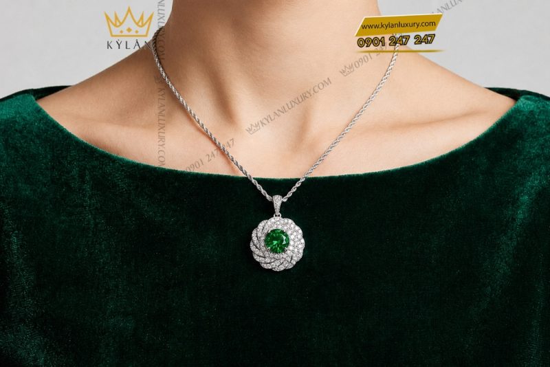 Dây chuyền vàng trắng Au750 đính kim cương và ngọc lục bảo
