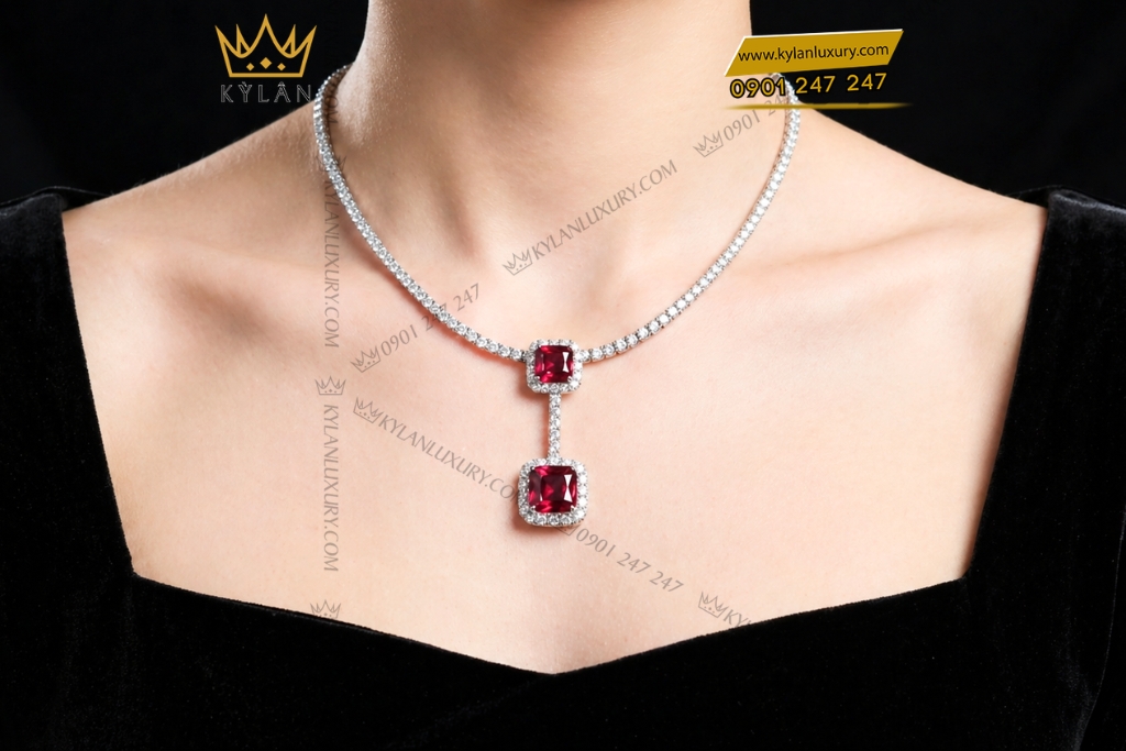 Kỳ Lân Luxury Day chuyen vang trang Au750 dinh kim cuong va sapphire do 9 Dây chuyền vàng trắng Au750 đính kim cương và sapphire đỏ